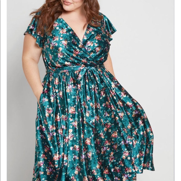 Timeless embrace velvet midi dress Clearance